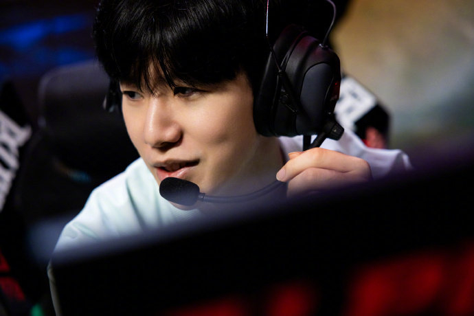 更接近后者 更接近后者